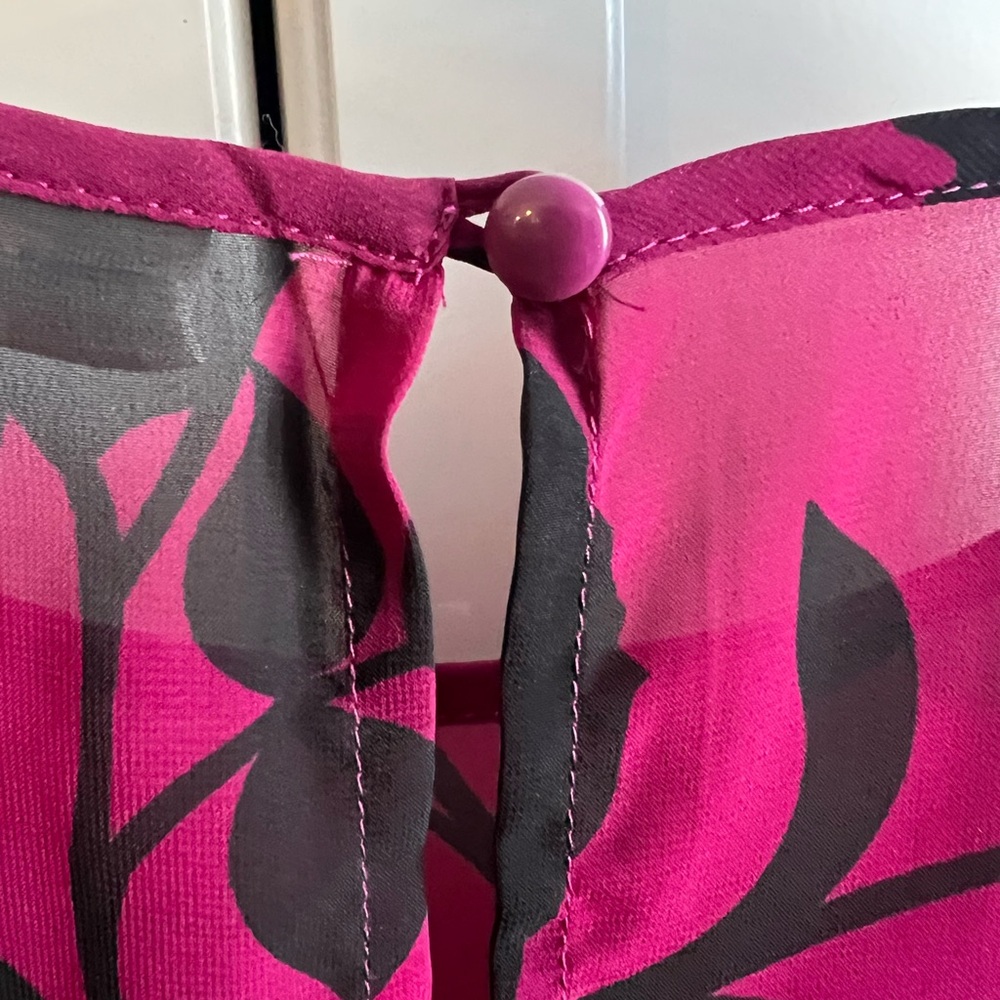 Old Navy Fuchsia and Black‎ Floral Blouse - Picture 4 of 4